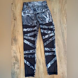 Lululemon Highest Times * Wanderlust special edition* Mosaic Size 6